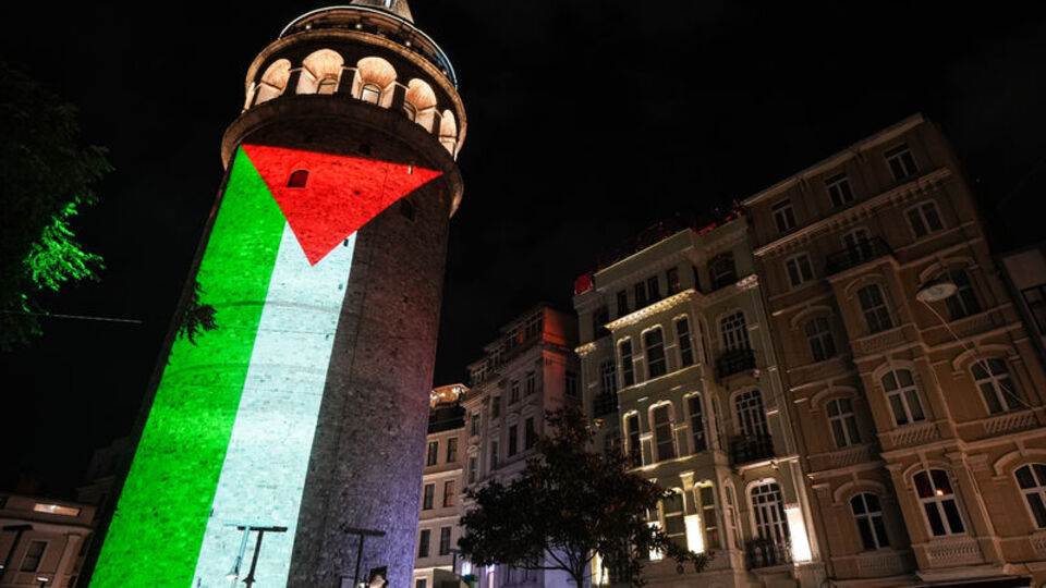 Galata Kulesi'ne Filistin bayrağı yansıtıldı