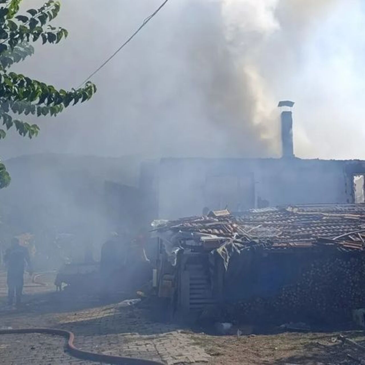 Yangında 2 ev kullanılamaz hale geldi