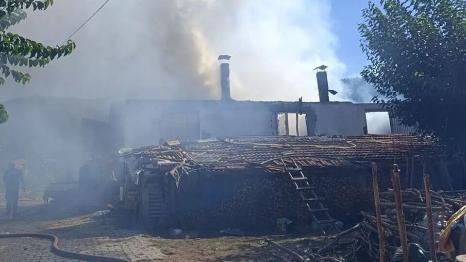 Yangında 2 ev kullanılamaz hale geldi