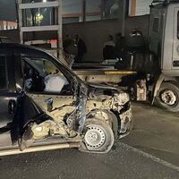 Park halindeki TIR'a çarpıp kaçtı