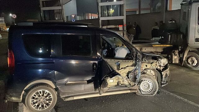 Park halindeki TIR'a çarpıp kaçtı