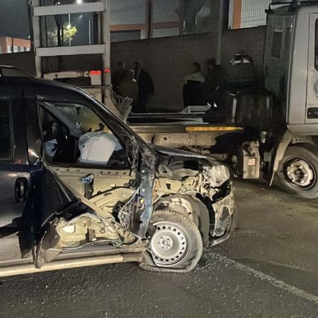 Park halindeki TIR'a çarpıp kaçtı