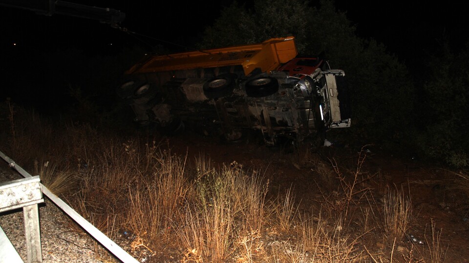 Kamyon şarampole devrildi! Can kayıpları var!