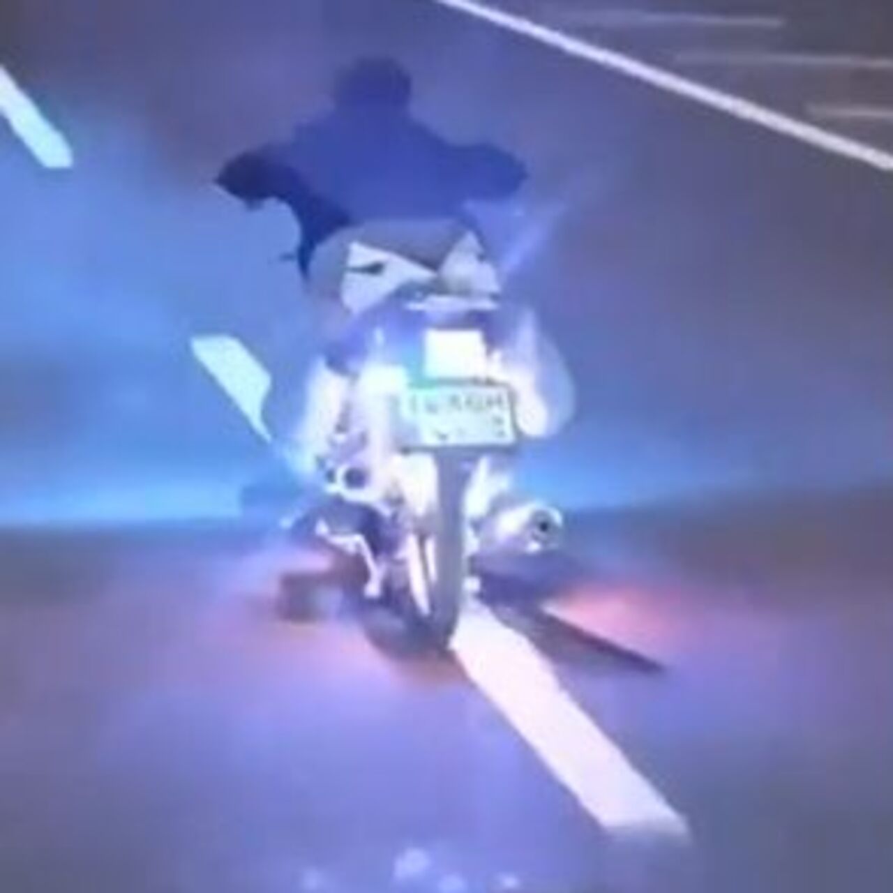 Motosikleti yüzüstü uzanıp sürdü! İşte cezası...