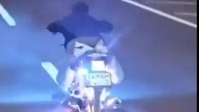 Motosikleti yüzüstü uzanıp sürdü! İşte cezası...