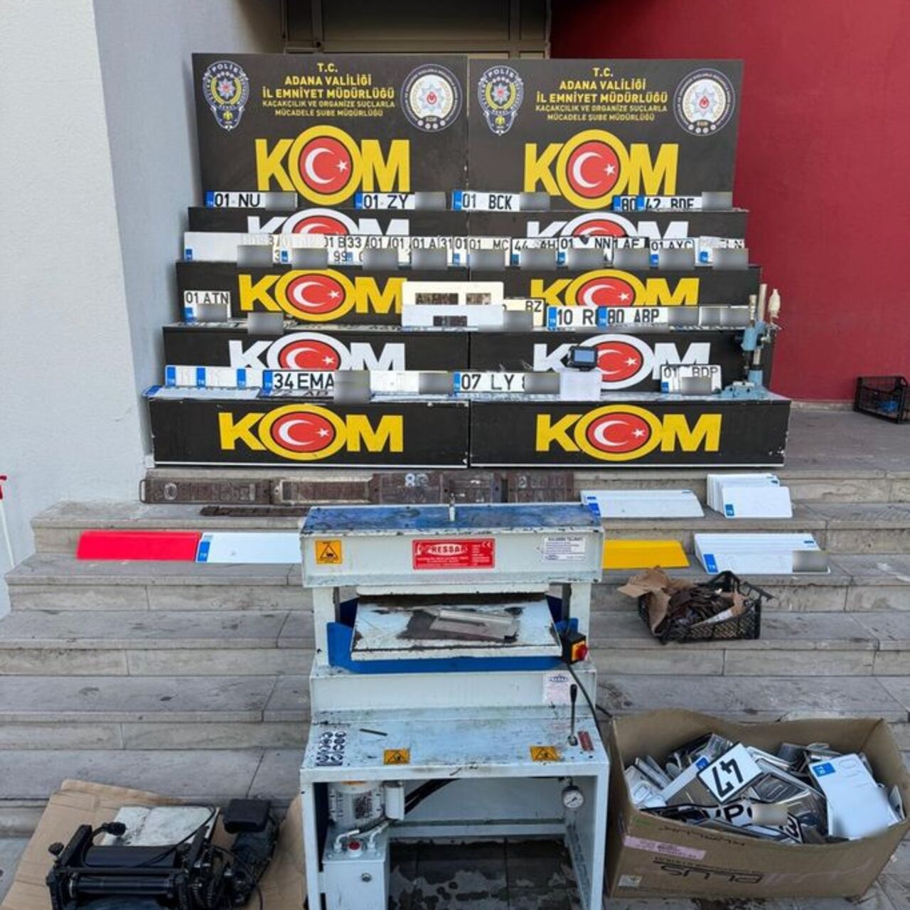 Adana'da sahte plakalar ele geçirildi