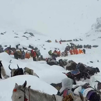 Everest'te mahsur kalan 1000'den fazla kişi kurtarıldı