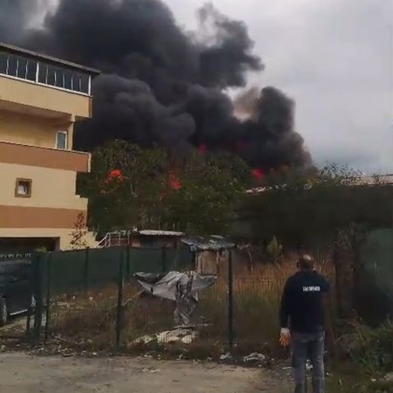 Fabrika yangınında 4 işçi dumandan etkilendi | Son Dakika