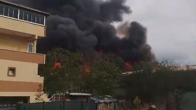 Fabrika yangınında 4 işçi dumandan etkilendi