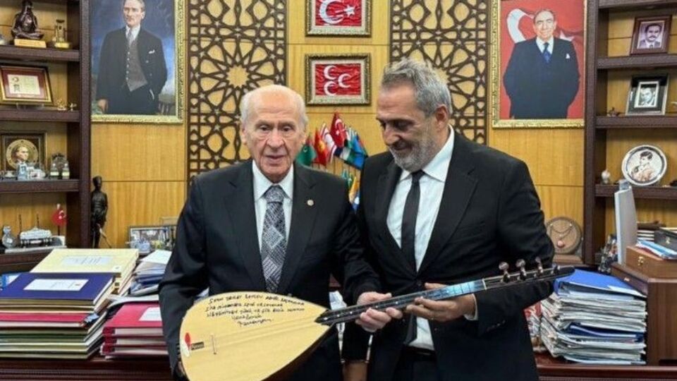 Yavuz Bingöl, Bahçeli'ye bağlamasını hediye etti