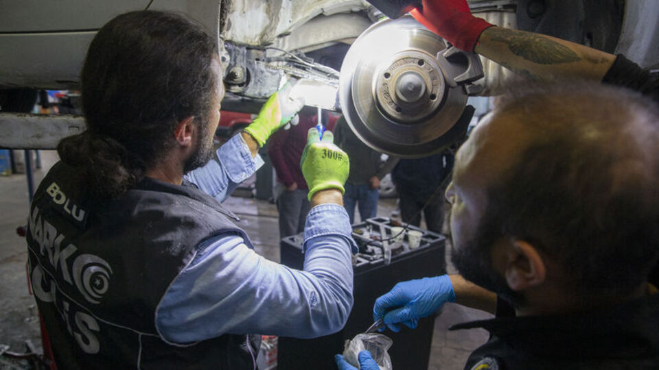 Otomobilden 7 kilo 150 gram uyuşturucu çıktı