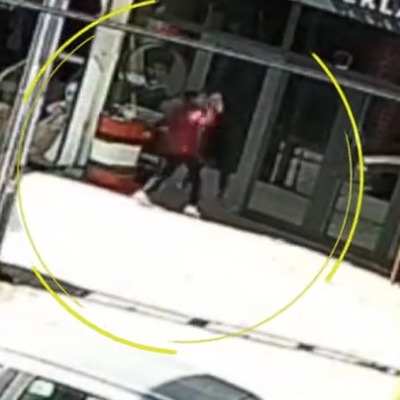 Kuaför komşu esnafın dükkanına saldırdı!