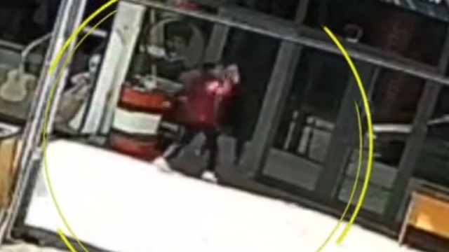 Kuaför komşu esnafın dükkanına saldırdı!