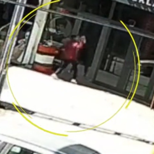 Kuaför komşu esnafın dükkanına saldırdı!