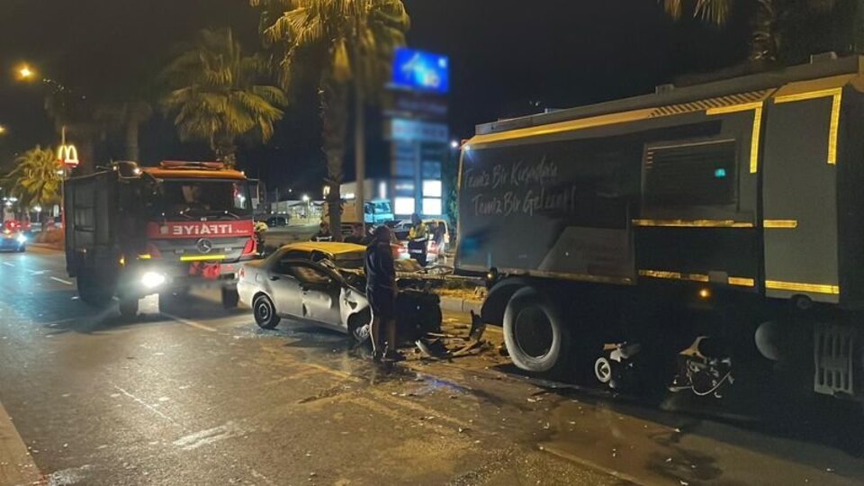 Otomobil, belediye temizlik aracına çarptı: 1 ölü