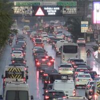 İstanbul'da sağanak trafiği kitledi! Yoğunluk yüzde 80'e ulaştı!