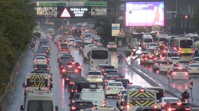 İstanbul'da sağanak trafiği kitledi! Yoğunluk yüzde 80'e ulaştı!
