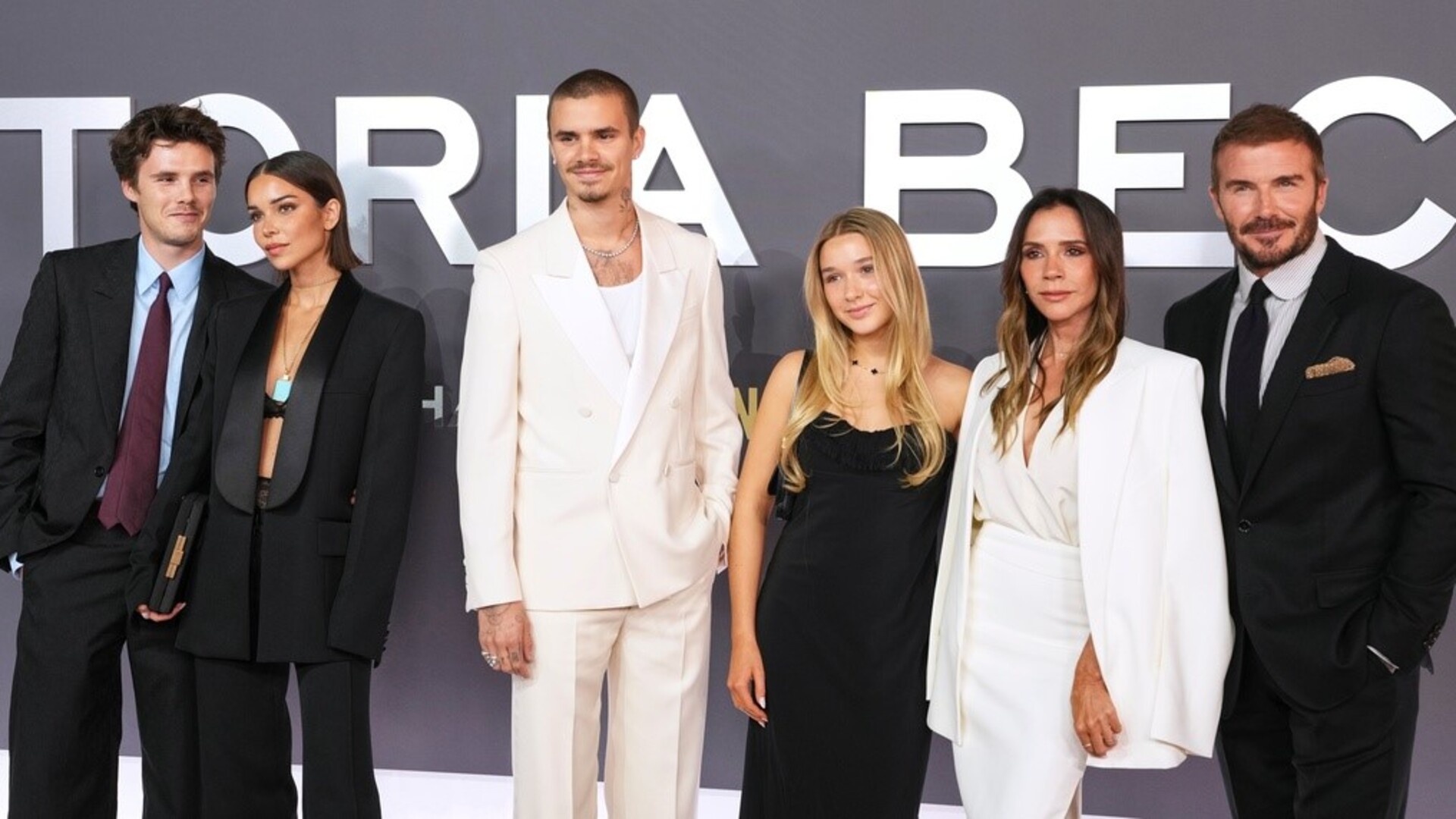 Victoria Beckham belgesel galasında oğlu Brooklyn'i yine yanında göremedi ama ona da teşekkür etti - magazin haberleri