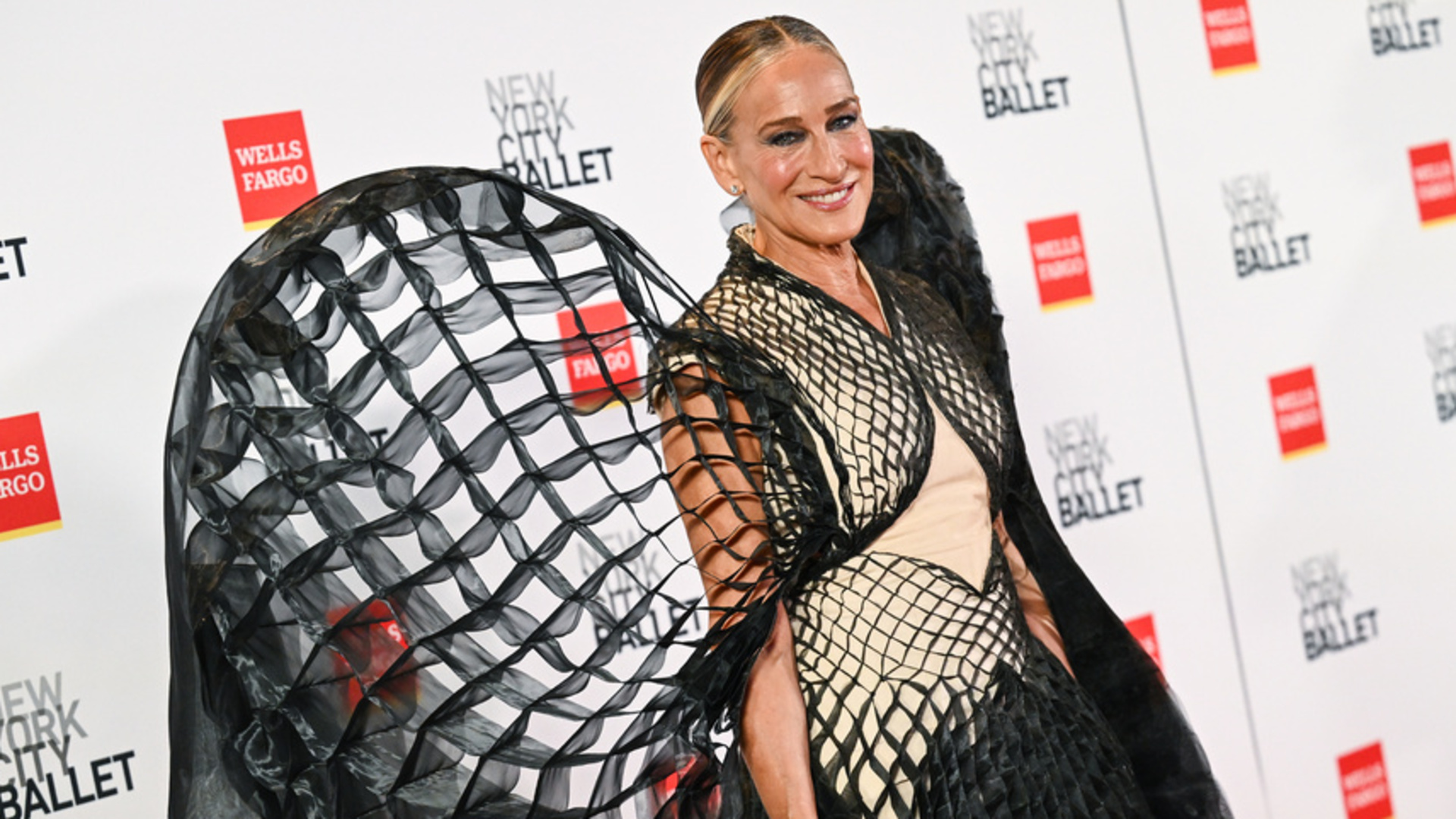 Sarah Jessica Parker kanatlı kıyafetiyle dikkat çekti - magazin haberleri