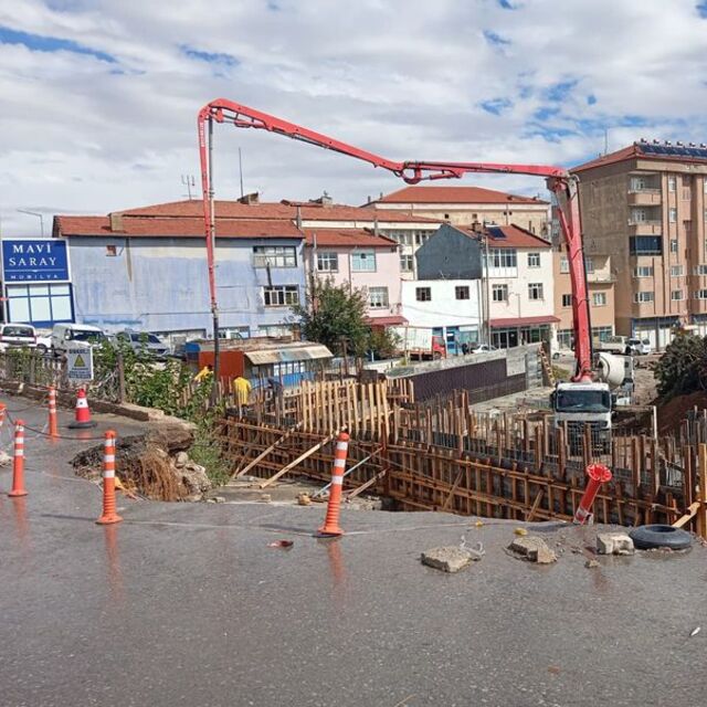 Yunak'ta yıkılan köprü yeniden yapılıyor