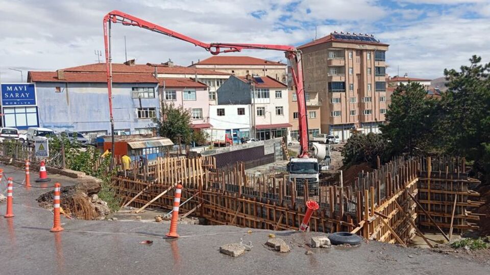 Yunak'ta yıkılan köprü yeniden yapılıyor