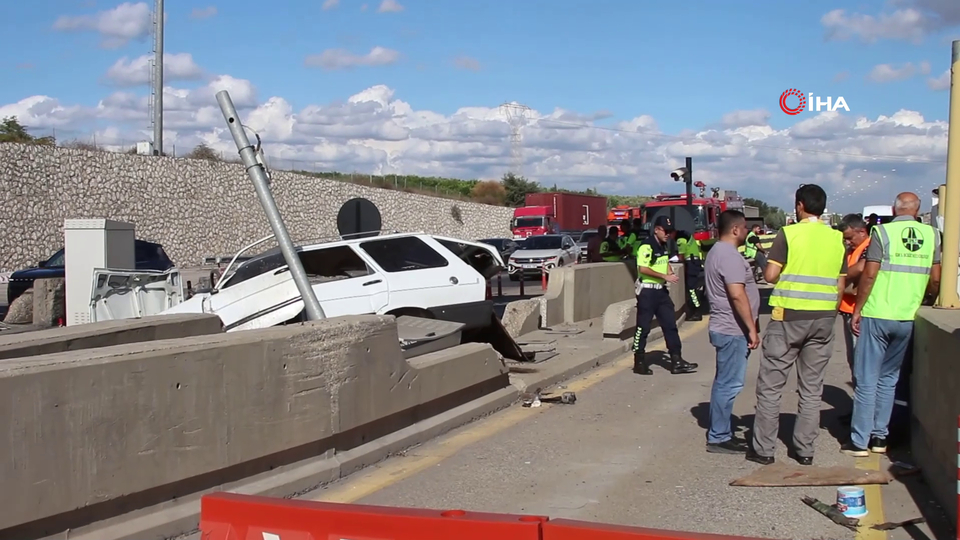 Yaşlı sürücü, gişelerde beton bariyere çarptı!