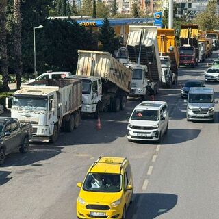 Antalya'da hafriyat kamyonu şoförlerinden eylem
