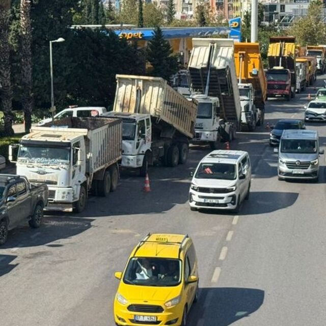 Antalya'da hafriyat kamyonu şoförlerinden eylem