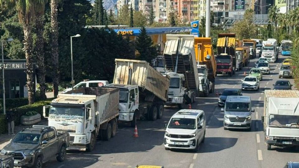 Antalya'da hafriyat kamyonu şoförlerinden eylem