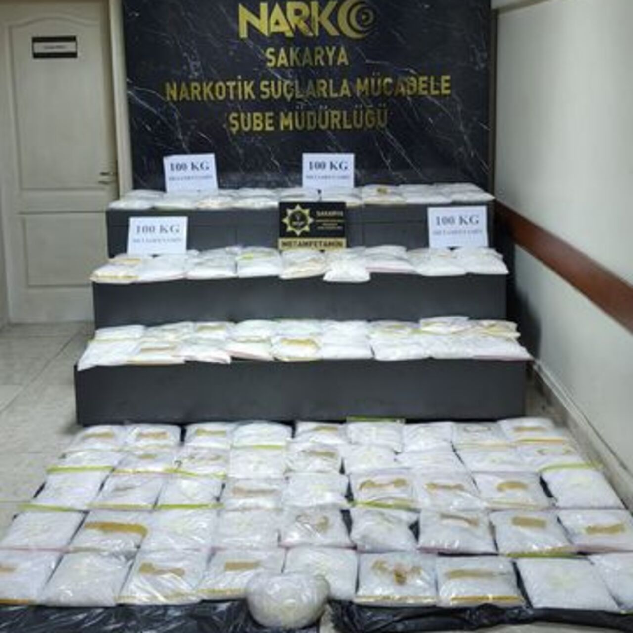Araçtan 100 kilogram uyuşturucu çıktı