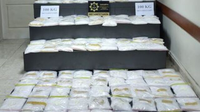 Araçtan 100 kilogram uyuşturucu çıktı