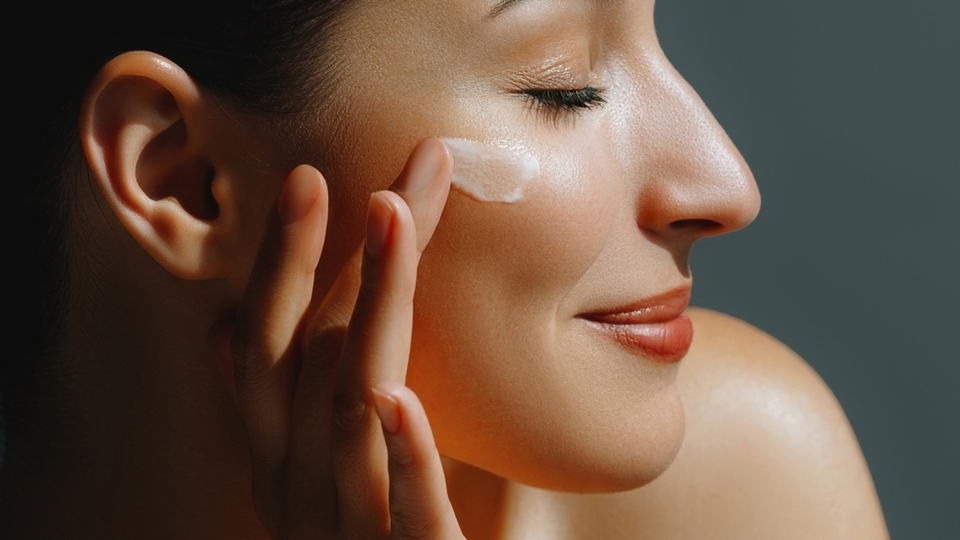 Nemlendirici kremler cildimizi nasıl nemli tutar?