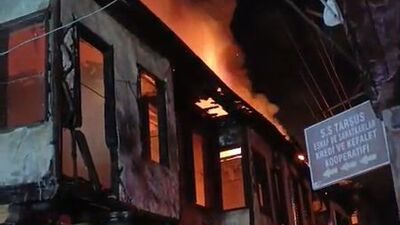 İki ahşap ev, yangında küle döndü