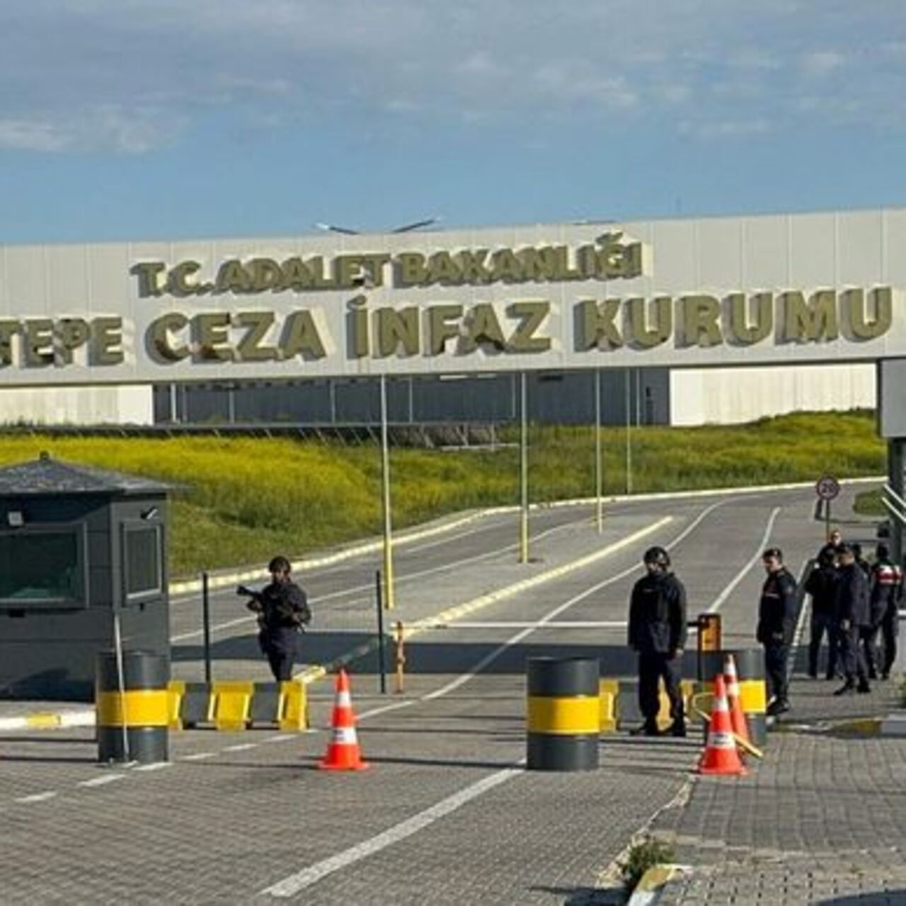 İnfaz koruma memurlarına bıçakla saldırdı!