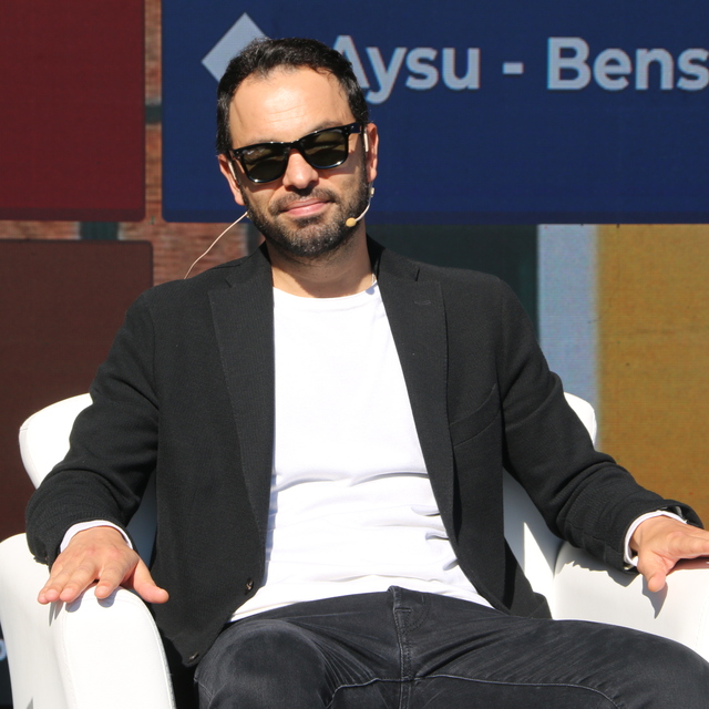 "Antrenörlük benim için futbolculuğun önünde"