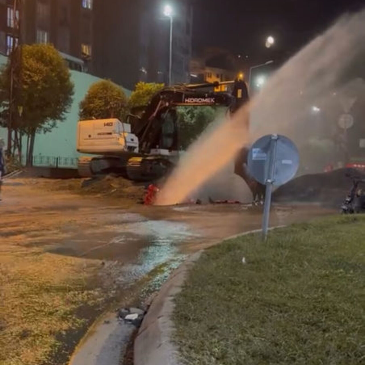 İSKİ çalışmasında ana isale borusu patladı