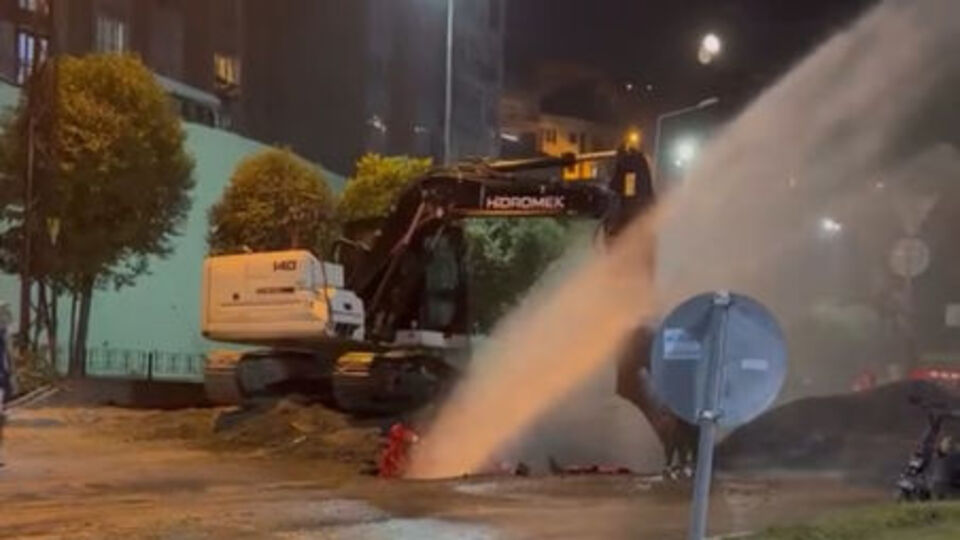 İSKİ çalışmasında ana isale borusu patladı