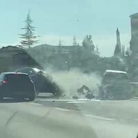 Bebekli otomobili sıkıştırdı! 5 araç birbirine girdi