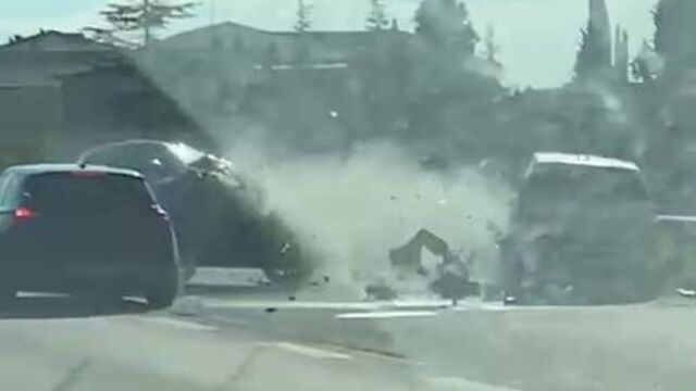 Bebekli otomobili sıkıştırdı! 5 araç birbirine girdi