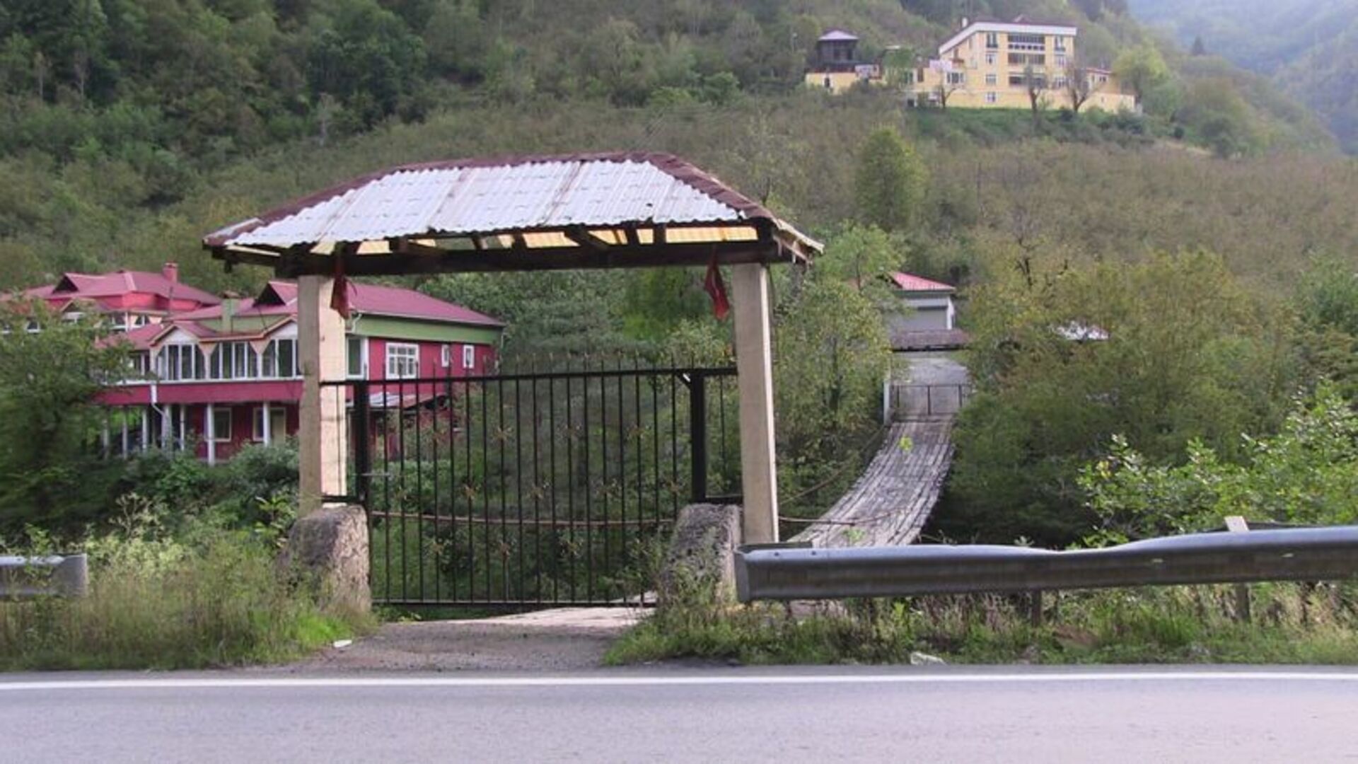 Asma köprüye demir kapı yaptırıp, kilit de taktı