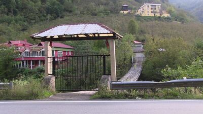 Asma köprüye demir kapı yaptırıp, kilit taktı