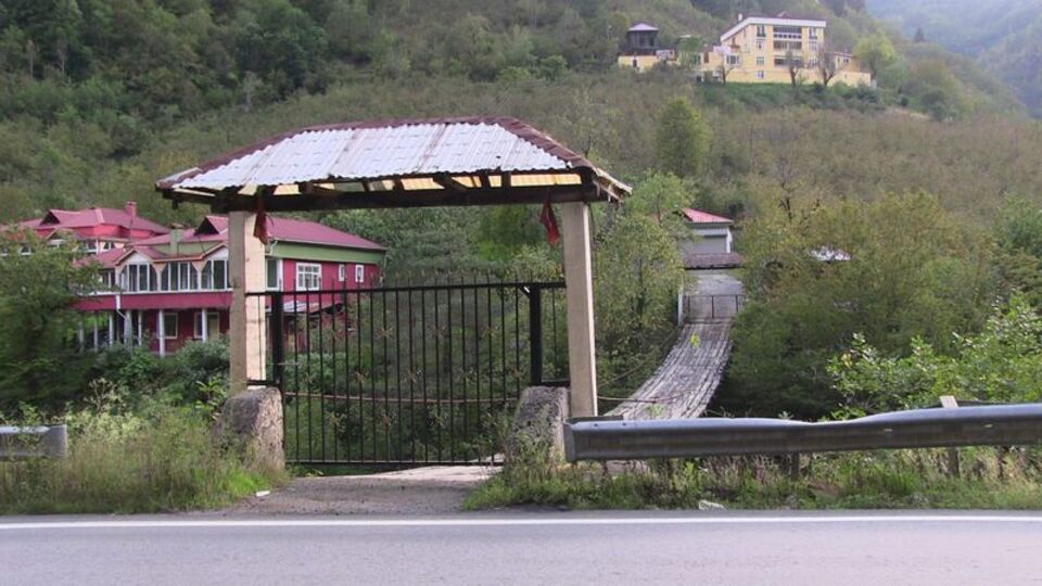 Asma köprüye demir kapı yaptırıp, kilit taktı