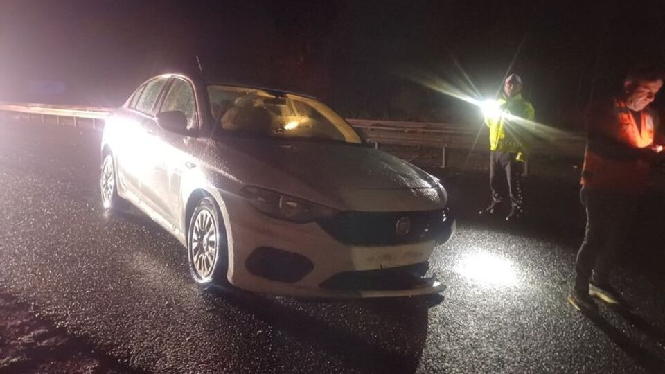 Aracın üzerine kaya düştü!