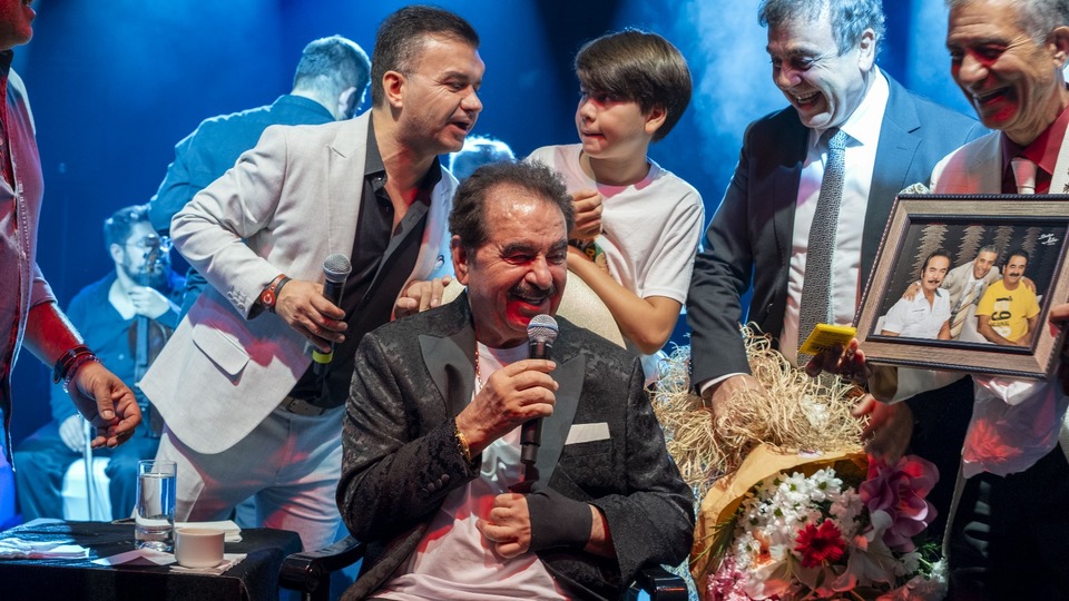 Neşet Ertaş'ı mezarı başında andı