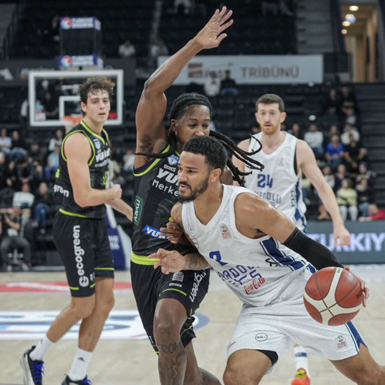 Anadolu Efes deplasmanda galip!