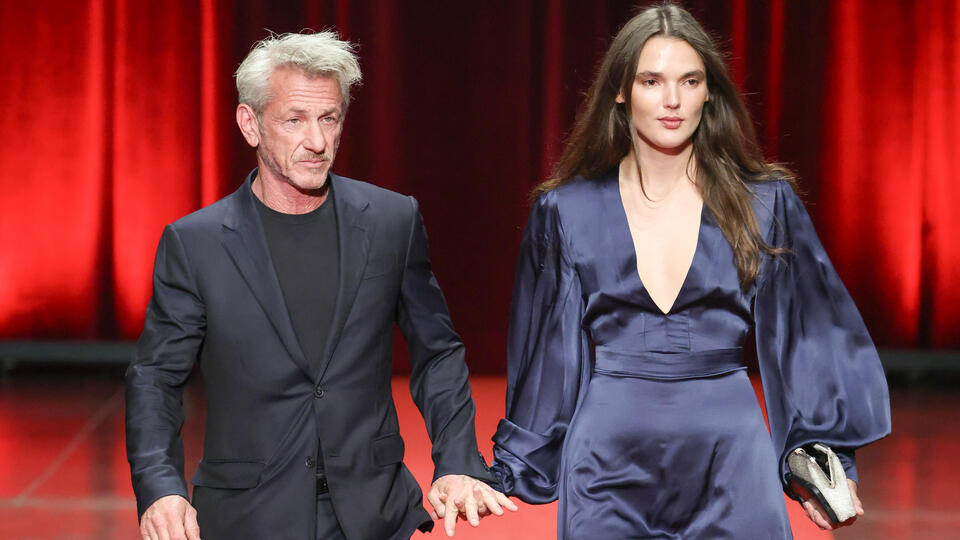 Genç sevgilisiyle kırmızı halıda