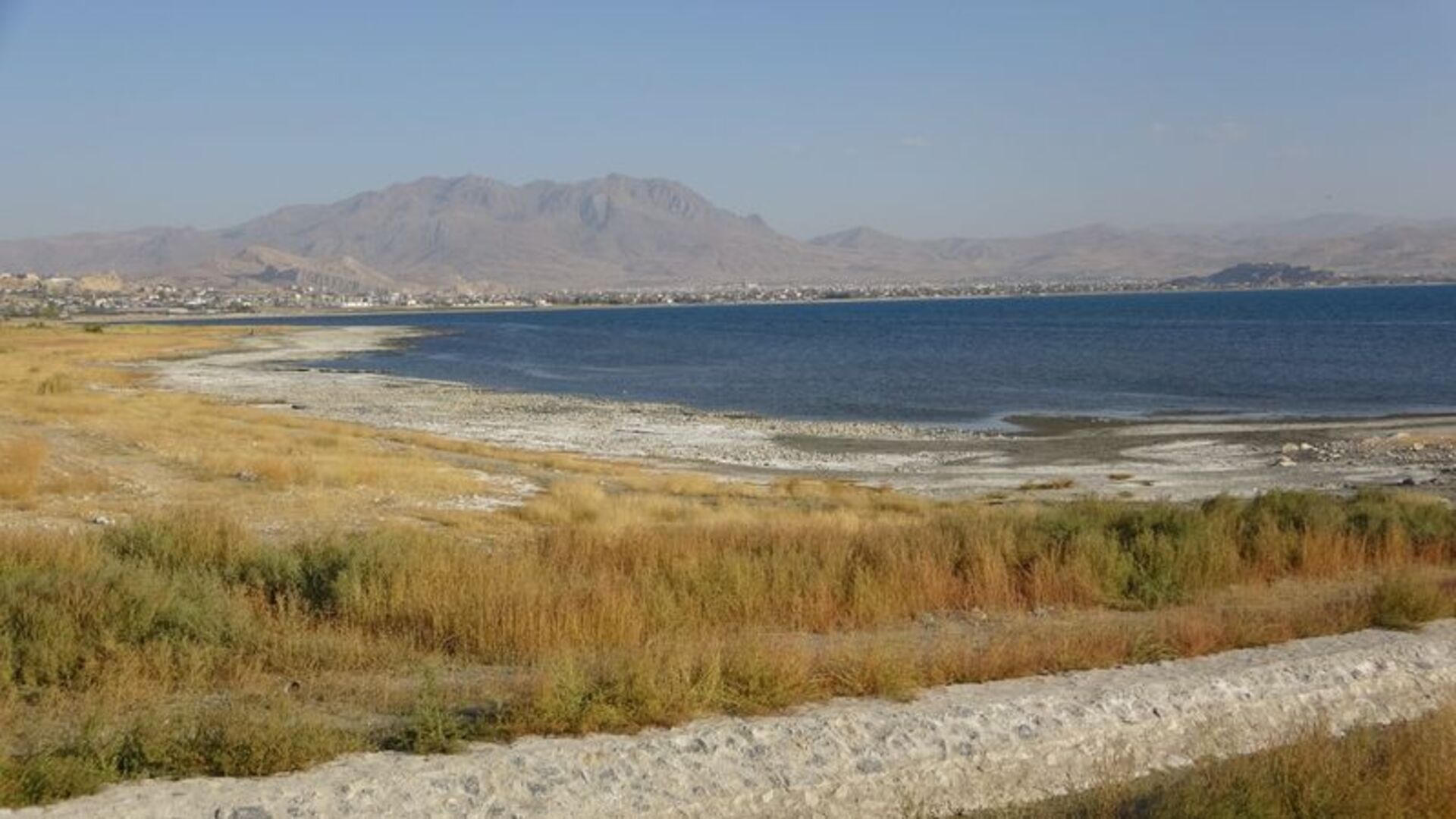 Kuraklık Van Gölü'nün şeklini değiştirdi | Son dakika haberleri