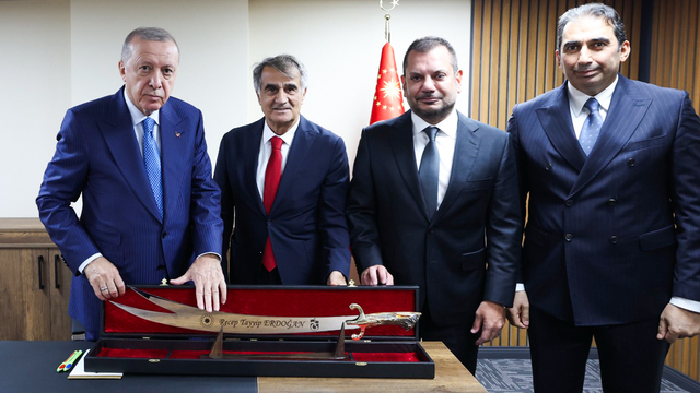 Trabzonspor'dan Cumhurbaşkanı'na kılıç hediyesi