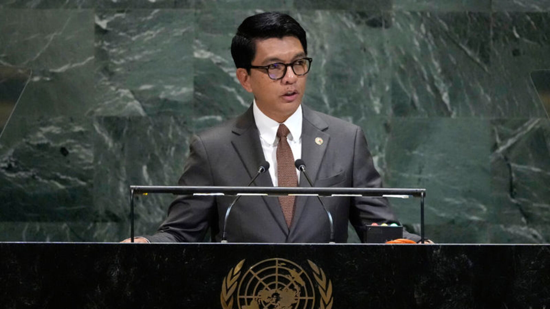 Madagaskar'da Siyasi Kriz Derinleşiyor: Cumhurbaşkanı Rajoelina'nın Yeni Başbakan Ataması Muhalefeti Ayağa Kaldırdı!