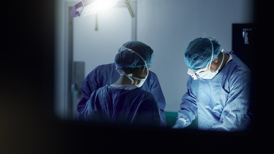 Kalbi 3 kez durdu! 74 yaşındaki hastaya literatürlük ameliyat